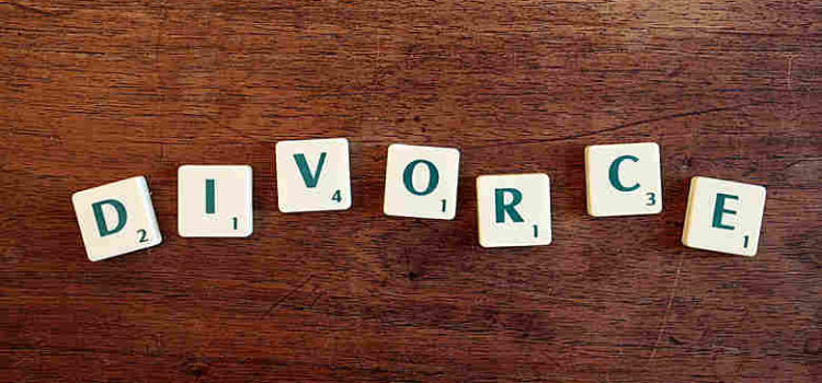 Scrabble letters spelling divorce